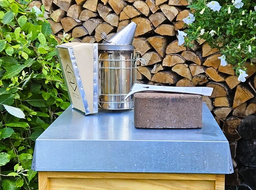 Materialien und Werkzeuge aus der Imkerei