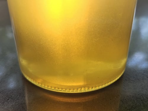 Glas mit Kristalisation im Honig