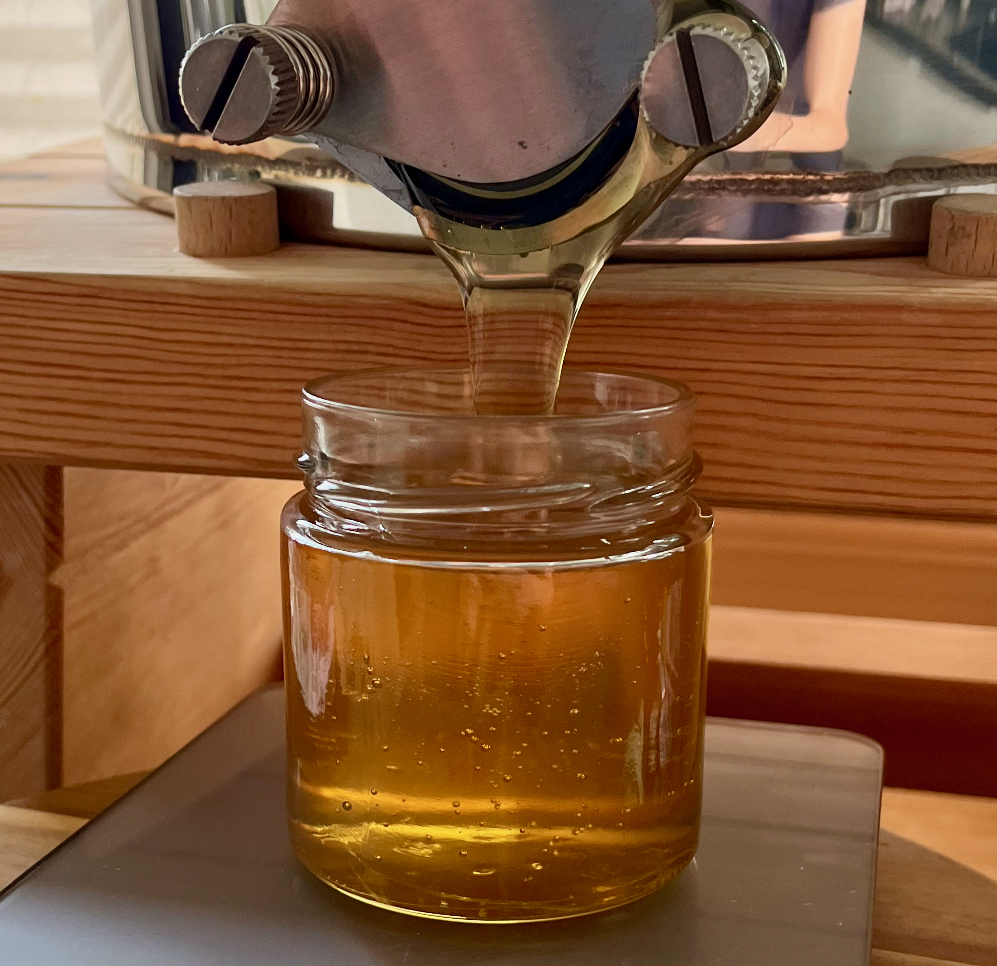 Mülheimer Honig bei der Abfüllung