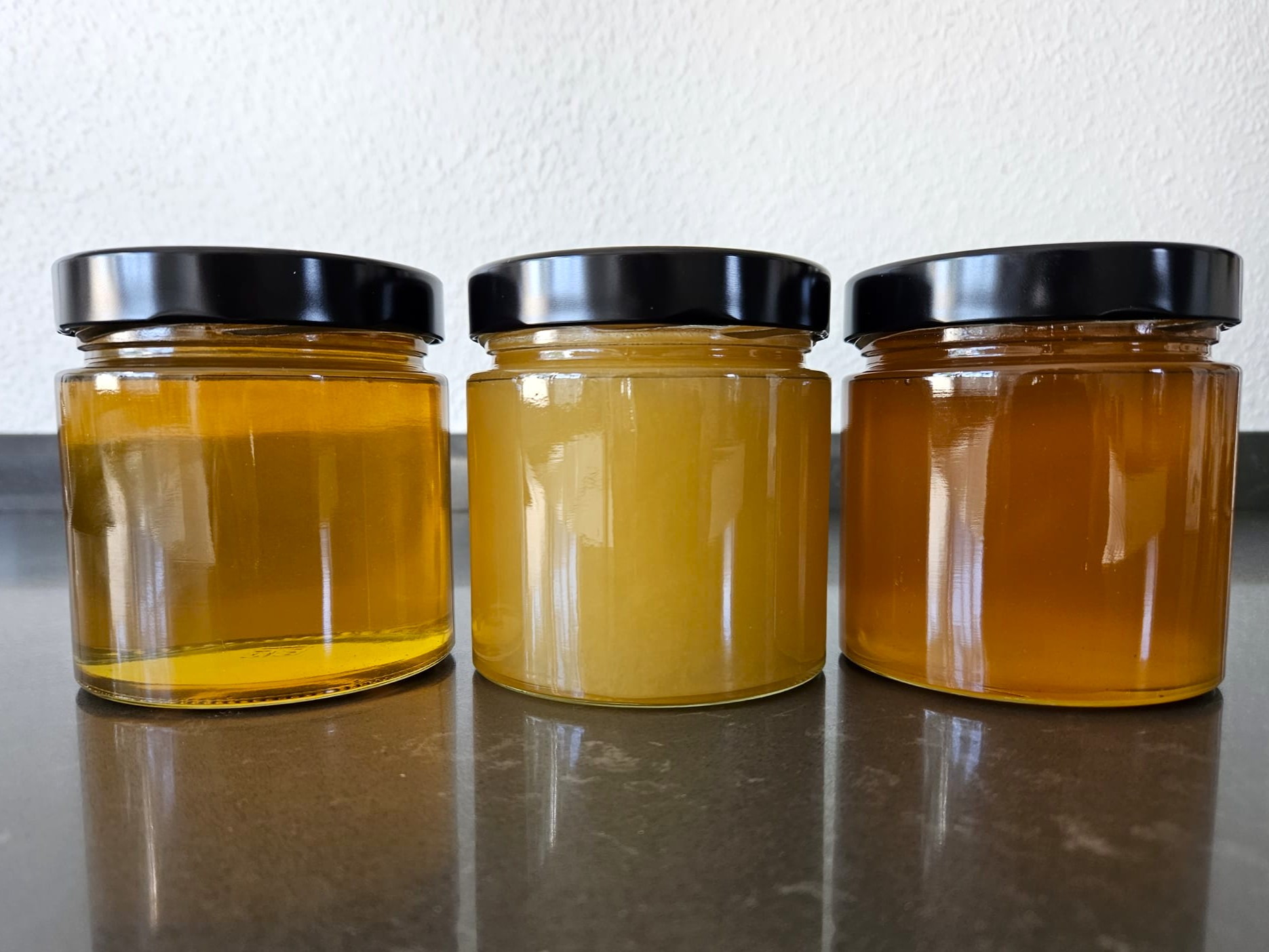 Drei Honigglaeser aus der Imkerei