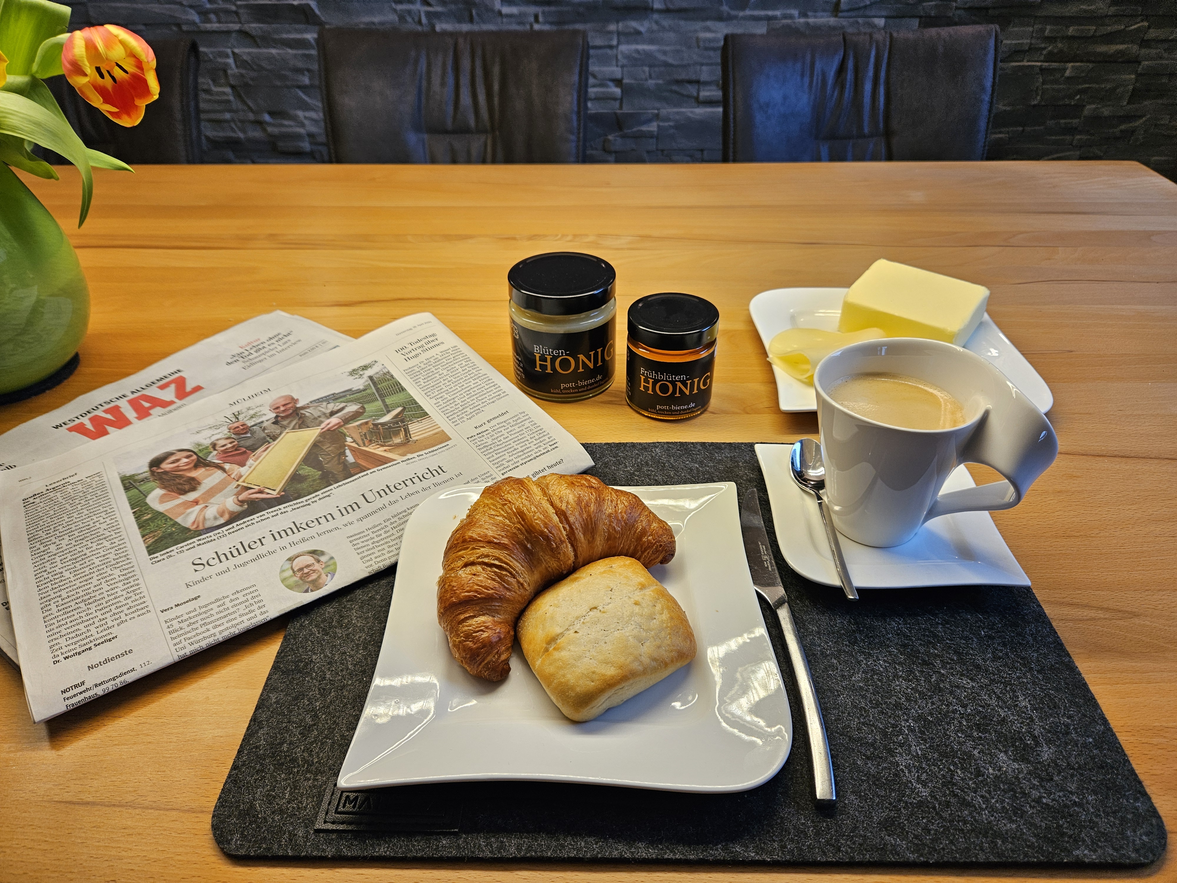 Honigglas und WAZ auf dem Frühstückstisch