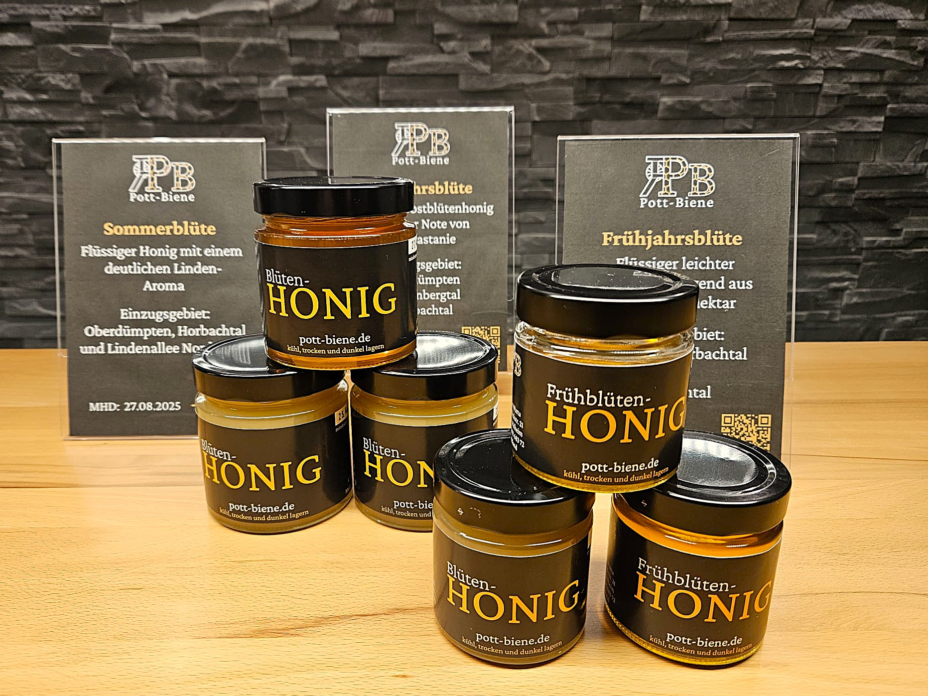 Honiggläser mit Aufsteller präsentiert