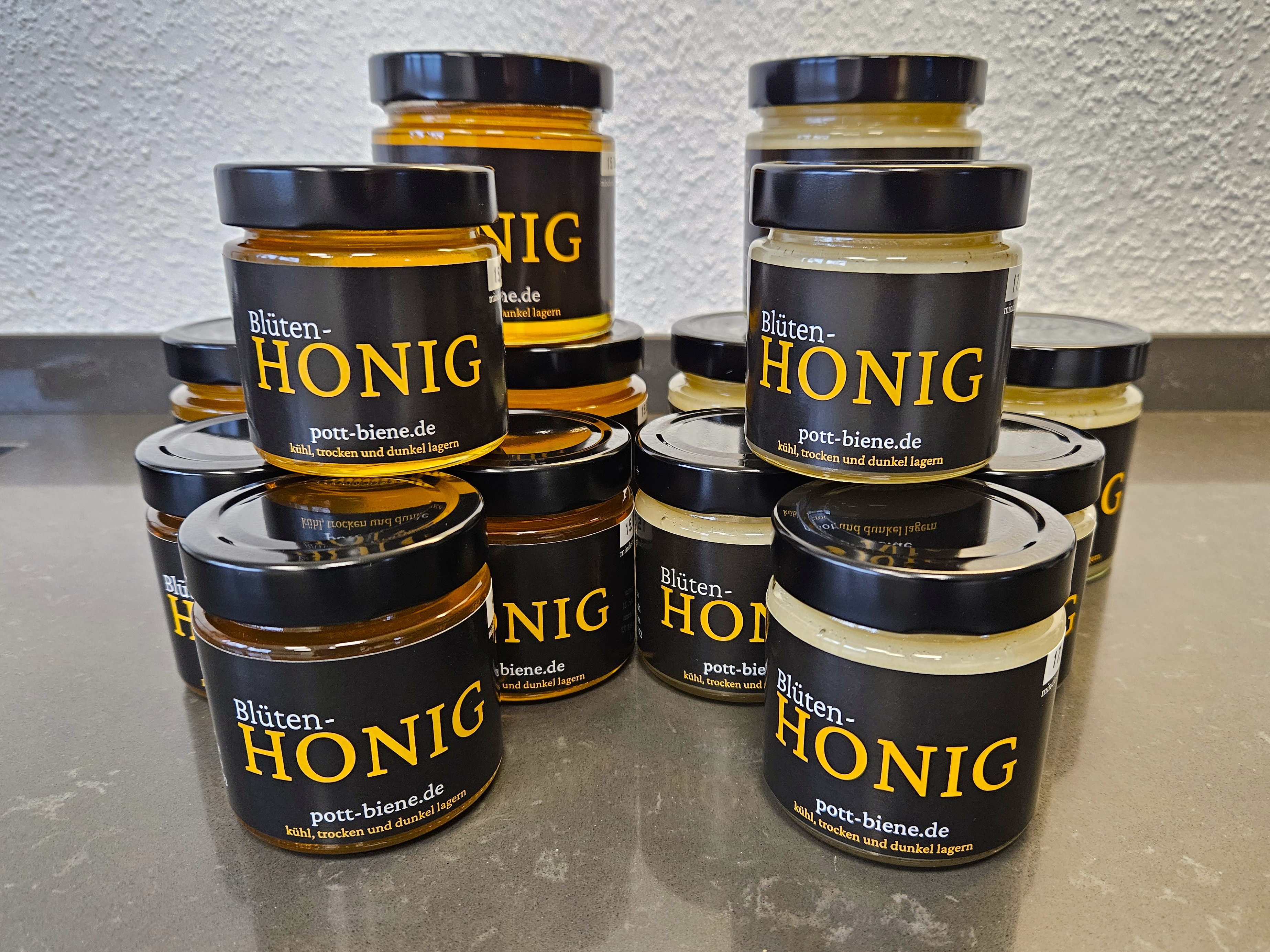 Gestapelte Honigglaeser von Pott-Biene