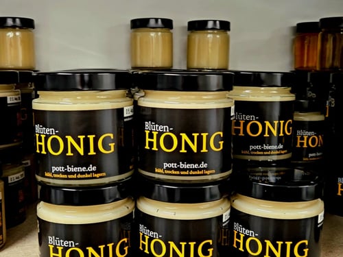 Honigregal mit Gläsern aus dem aktuellen Angebot