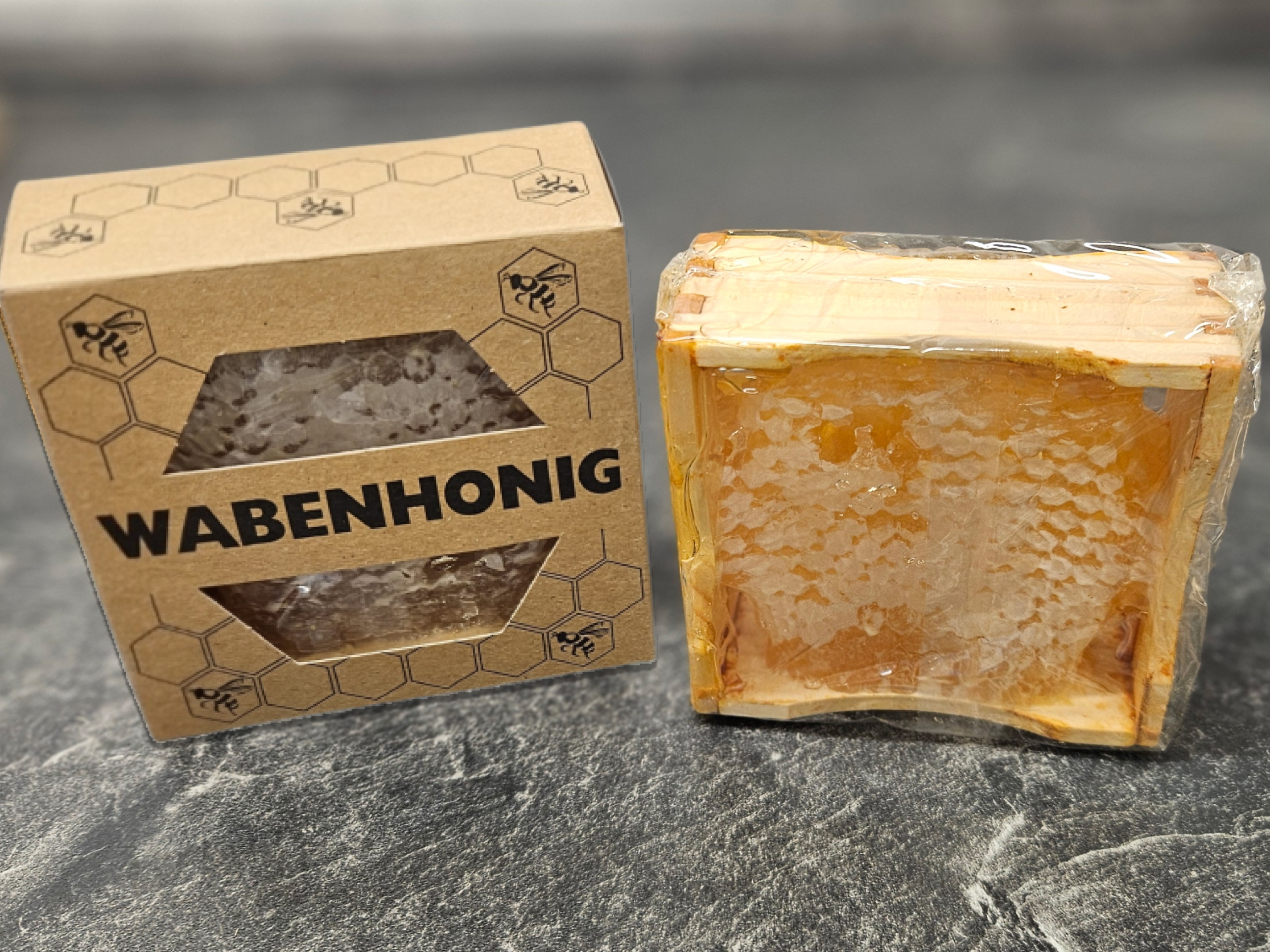 Wabenhonig im kleinen Kiefernrähmchen
