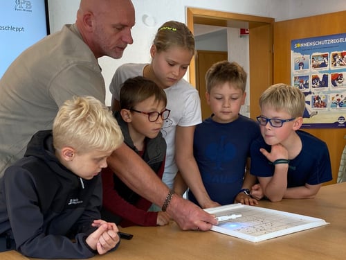 DLRG Kinder im Unterricht der Pott-Biene