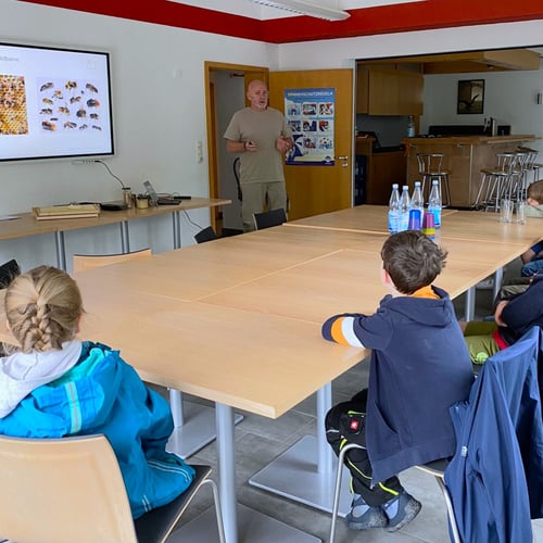 DLRG Kinder im Unterricht der Pott-Biene
