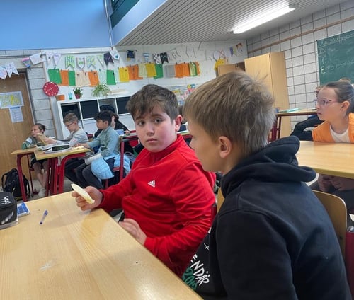 Zwei Schüler im Klassenraum